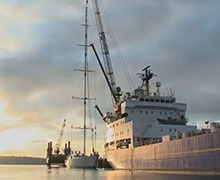 Pulling the world’s largest mast from the yacht m5